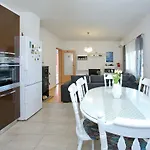 شقة Mira